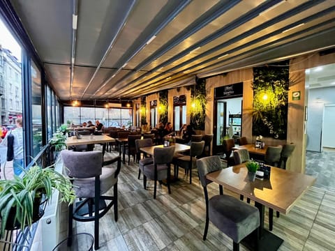 Restaurant/places to eat, Lounge or bar