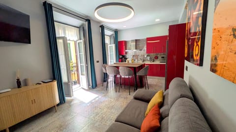 TV and multimedia, Kitchen or kitchenette, Living room, Seating area, Dining area