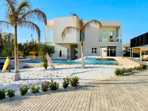 Property building, Garden, Swimming pool