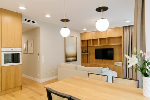 TV and multimedia, Living room, Seating area, Dining area, pet friendly, air conditioner