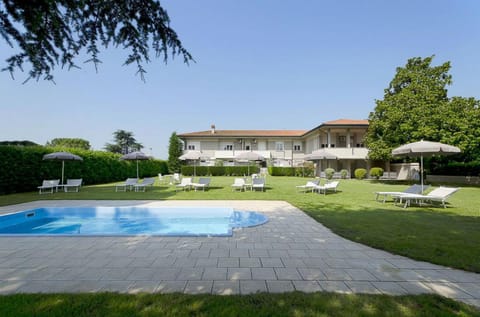 Property building, Garden, Garden view, Swimming pool, Swimming pool, sunbed