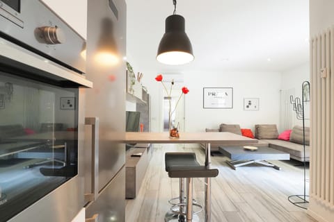 TV and multimedia, Kitchen or kitchenette, Living room, Seating area, Dining area, stove