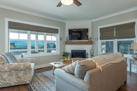 Mountain Sunrise House in Black Mountain