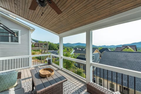 Mountain Sunrise House in Black Mountain