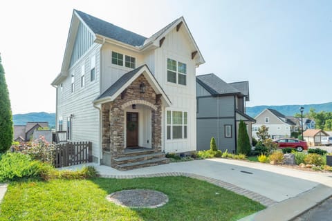 Mountain Sunrise House in Black Mountain