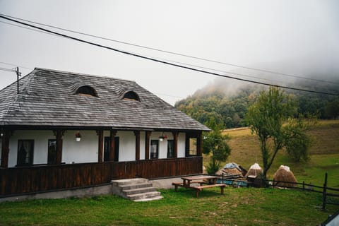 Property building, Natural landscape, Garden, Garden view, Mountain view