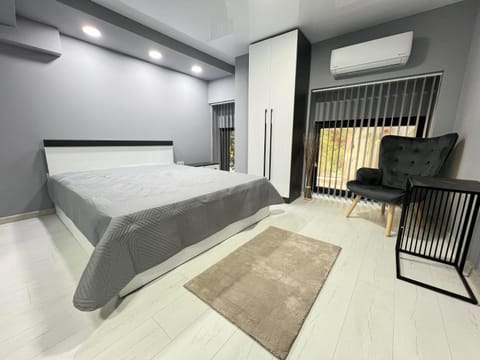 Bed, Living room, Photo of the whole room, Seating area, Bedroom