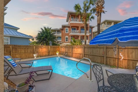 EPIC Beach House with Private Pool, 175 ft to the BEACH, U Gotta See It! House in Sunnyside