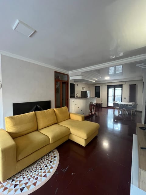 Lounge or bar, kitchen