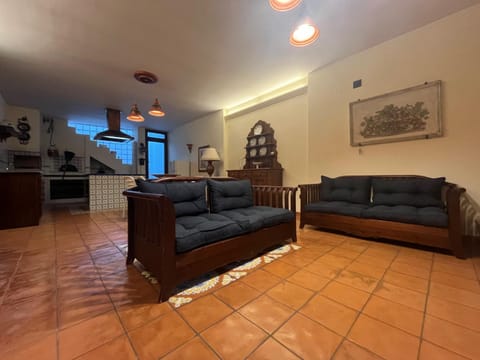 Lounge or bar, fireplace