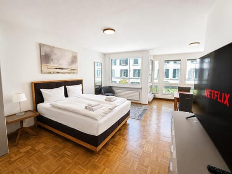 Bed, TV and multimedia, Photo of the whole room, Bedroom, towels
