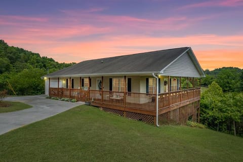 Birdsong Bungalow By Colonial Properties House in Sevierville