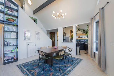 Library, Kitchen or kitchenette, Seating area, Dining area