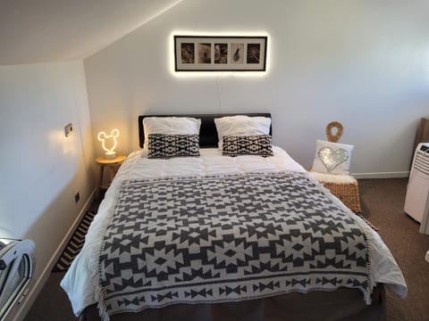 Bed, Bedroom, air conditioner