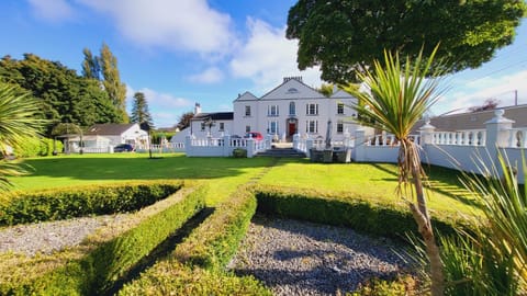 Property building, Natural landscape, Garden, Garden view