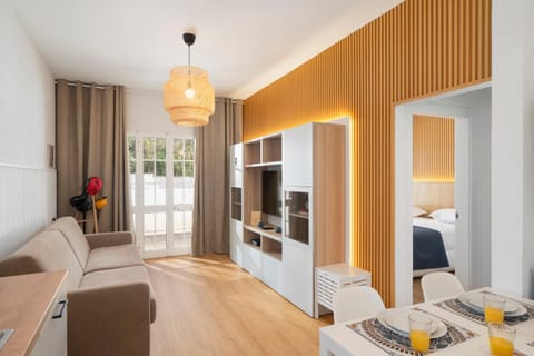 TV and multimedia, Living room, Seating area, Evening entertainment