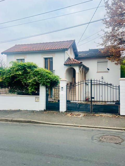Property building, Day, Street view