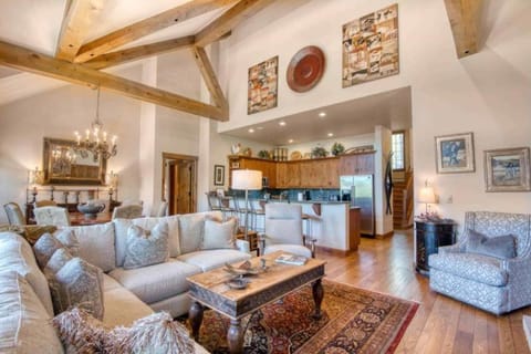 Quartermoon 1258 by East West Hospitality House in Edwards