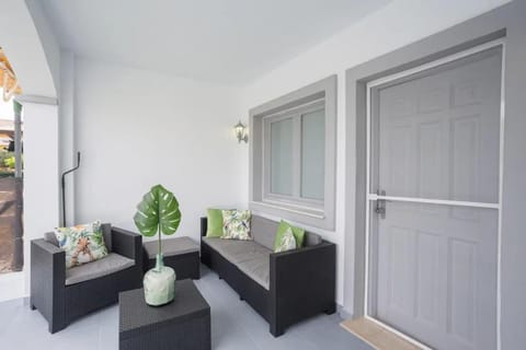 Facade/entrance, Balcony/Terrace