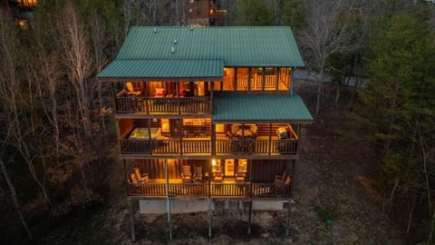 Can't Bear to Leave By Colonial Properties House in Pigeon Forge