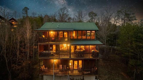 Can't Bear to Leave By Colonial Properties House in Pigeon Forge