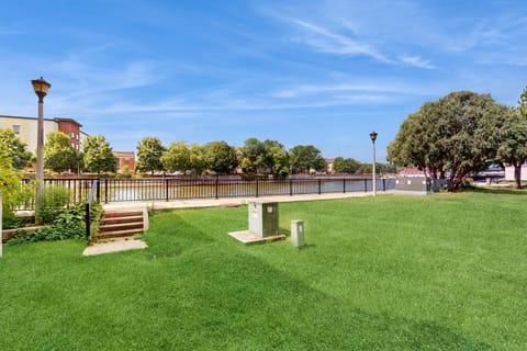 Steps to Dtwn and Rock River! Couples Retreat Apartment in Janesville