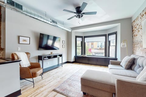 Steps to Dtwn and Rock River! Couples Retreat Apartment in Janesville