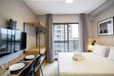 Bed, TV and multimedia, Balcony/Terrace, Photo of the whole room, Dining area, Bedroom, towels