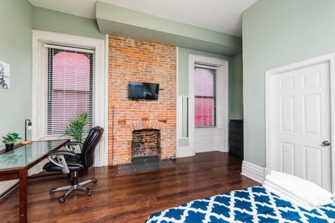 Bed, TV and multimedia, Seating area, Bedroom