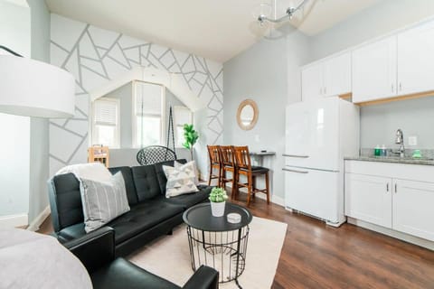 Kitchen or kitchenette, Living room, Seating area, Dining area, fireplace, pet friendly, stove