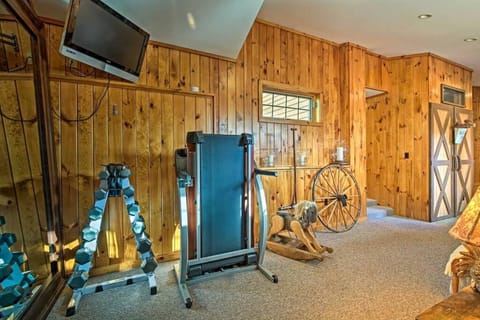 Catskill Ski Mountain Retreat with Private Pool House in Shandaken