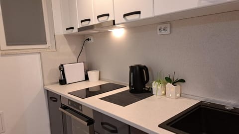 Coffee/tea facilities, Kitchen or kitchenette, stove