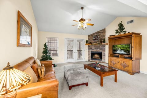 Hillbilly Hilton By Colonial Properties House in Pigeon Forge