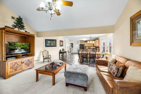 Hillbilly Hilton By Colonial Properties House in Pigeon Forge