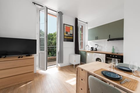 Kitchen or kitchenette, Dining area, oven, stove