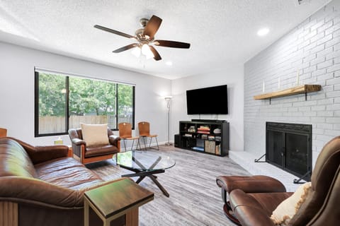 Austin Retreat BBQ Yard Office WiFi Games Pets House in South Congress