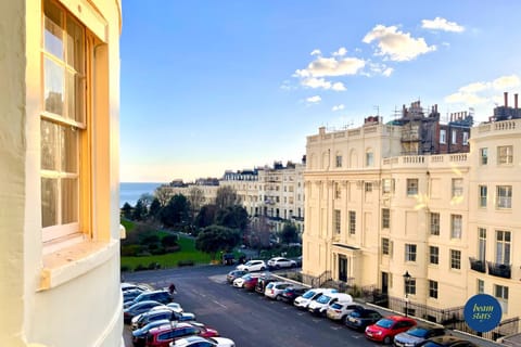 Property building, Day, Neighbourhood, Natural landscape, Sea view, Parking