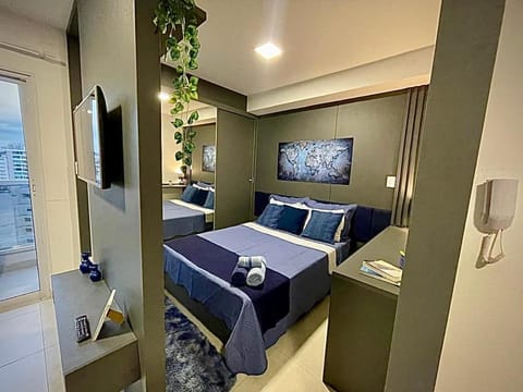 Bed, TV and multimedia, Bedroom, towels