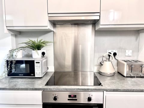 Coffee/tea facilities, Kitchen or kitchenette, stove, toaster