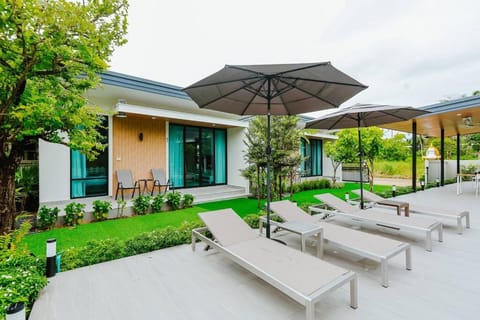 Cheeva Pool Villa Khao Lak Villa in Khuekkhak