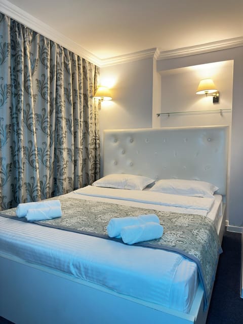Bed, Photo of the whole room, Bedroom, towels, towels