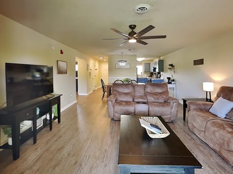 TV and multimedia, Kitchen or kitchenette, Living room, Seating area, Dining area, furniture
