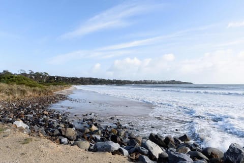 Spacious 4-Bed Coastal Retreat with Ocean Views House in Bridport