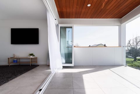 Spacious 4-Bed Coastal Retreat with Ocean Views House in Bridport