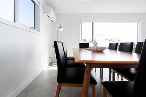 Spacious 4-Bed Coastal Retreat with Ocean Views House in Bridport