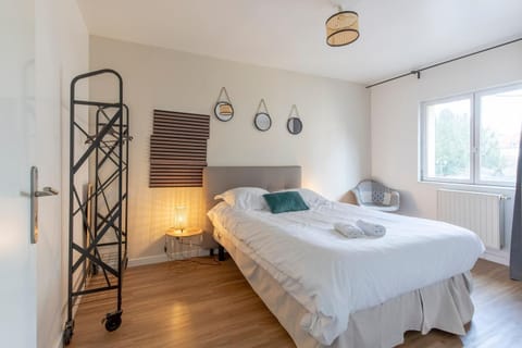 Bed, Photo of the whole room, Bedroom, towels