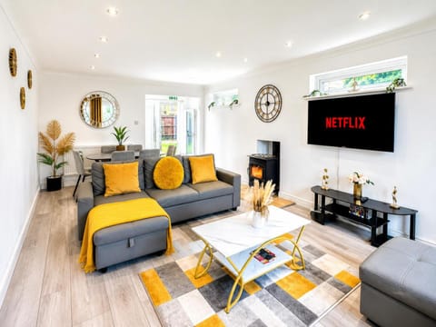 Property building, Communal lounge/ TV room, Activities, TV and multimedia, Lounge or bar, Decorative detail, Seating area, group of guests, fireplace, furniture, wedding