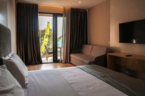 Bed, TV and multimedia, Balcony/Terrace, Photo of the whole room, Seating area, Bedroom, Garden view, Sea view, internet, internet