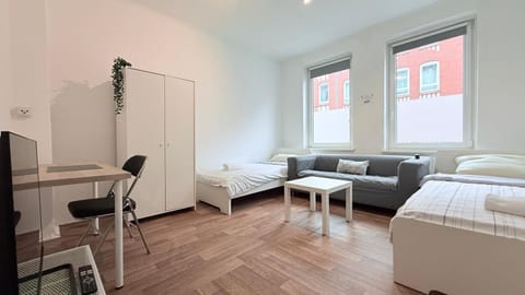 Bed, TV and multimedia, Living room, Photo of the whole room, Seating area, Dining area, Bedroom, wardrobe