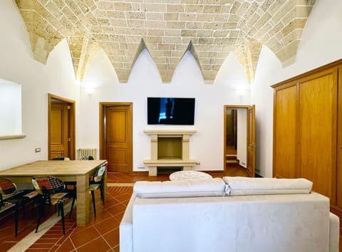 Bed, TV and multimedia, Living room, Photo of the whole room, Seating area, wardrobe